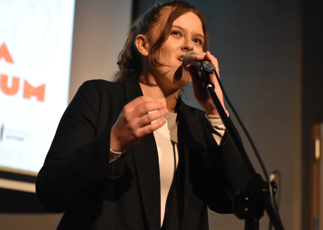 Dyplomatorium Wydziału Sztuki 2025: studentka wykonuje utwór muzyczny 
