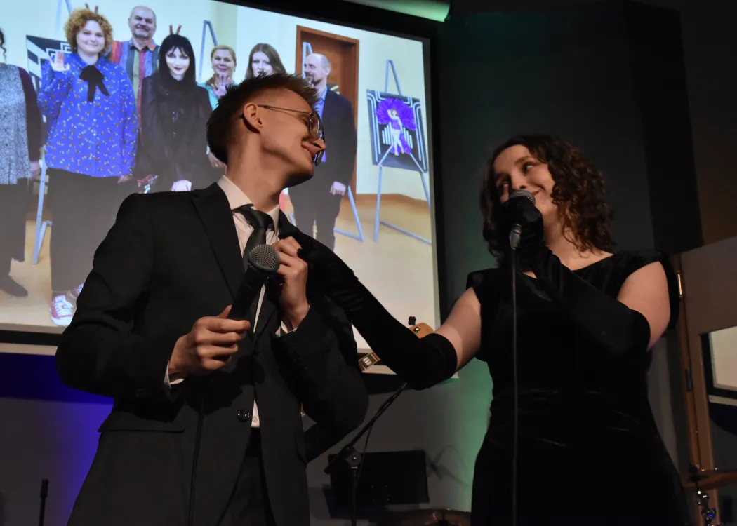 Dyplomatorium Wydziału Sztuki 2025: studenci wykonują utwór muzyczny 