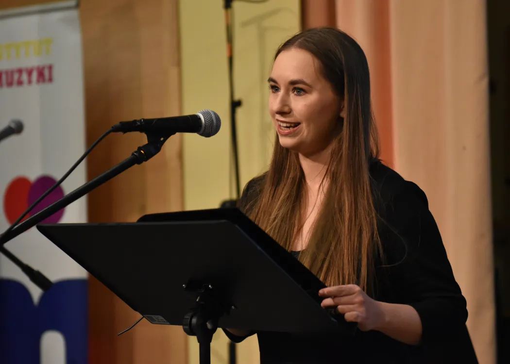 Dyplomatorium Wydziału Sztuki 2025: studentka przemawia 