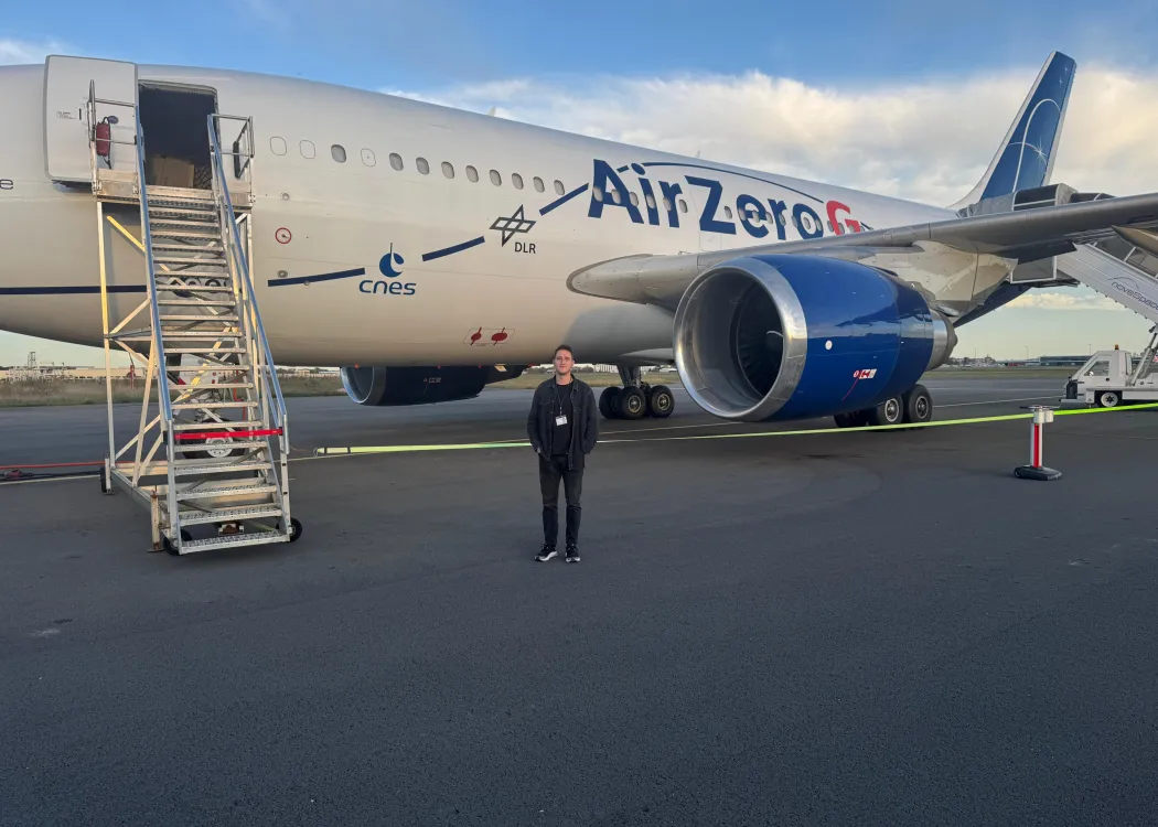 Doktorant UWM podczas lotów parabolicznych we Francji 