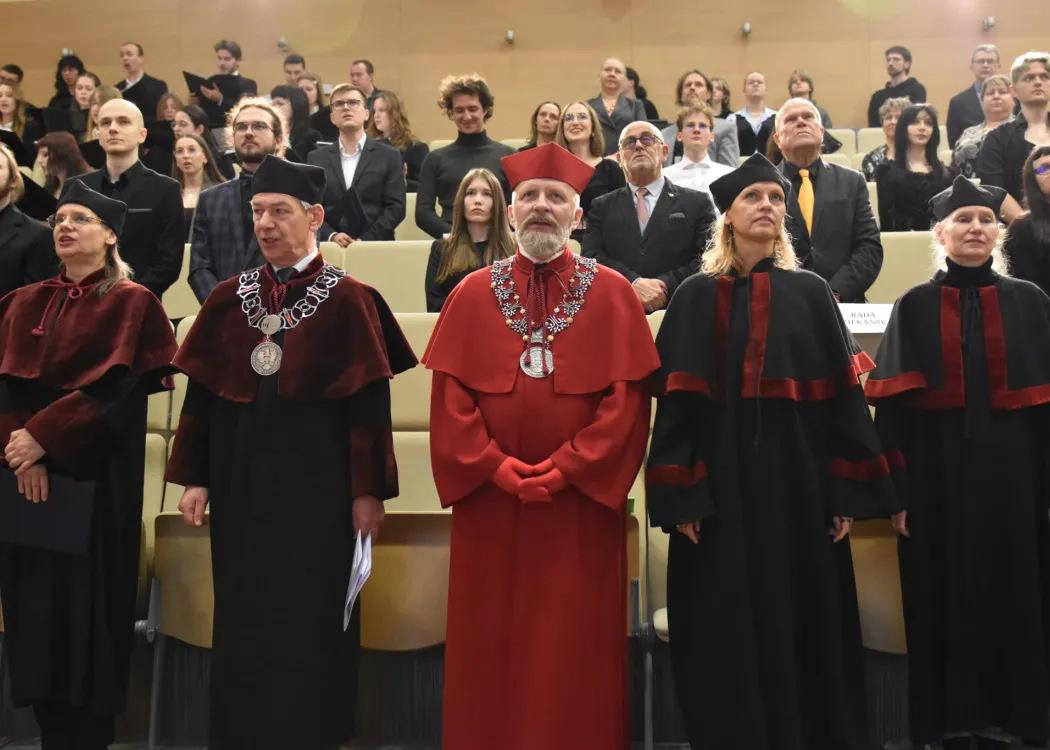 Władze UWM i Wydziału Sztuki podczas dyplomatorium 2025