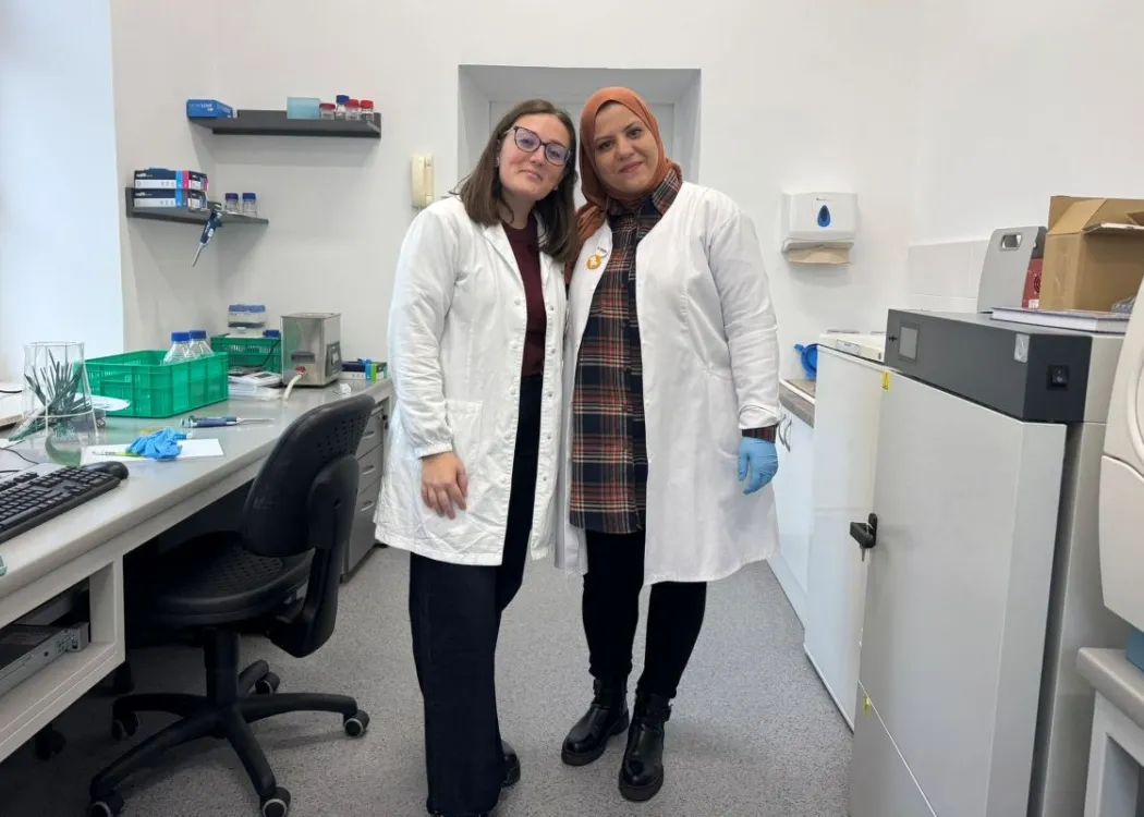 Chiara Pisana i Somia Hallaci stoją w laboratorium Katedry Mikrobiologii Żywności, Technologii i Chemii Mięsa