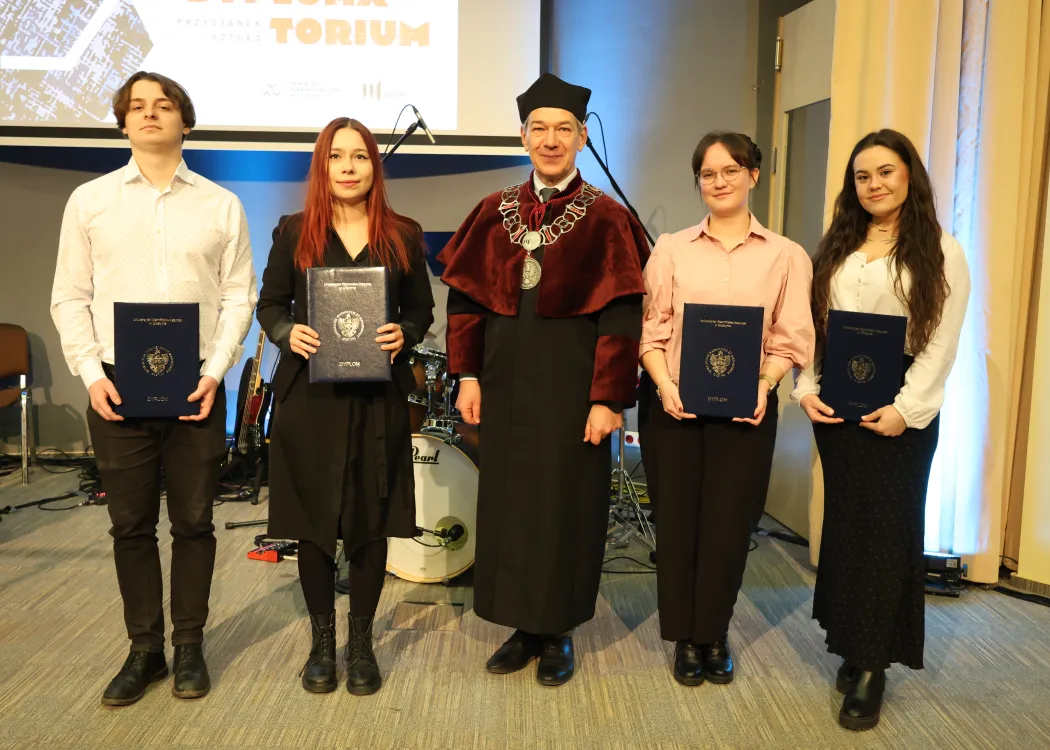 Dyplomatorium Wydziału Sztuki 2025: studenci wyróżnieni za prace dyplomowe pozują do pamiątkowego zdjęcia 