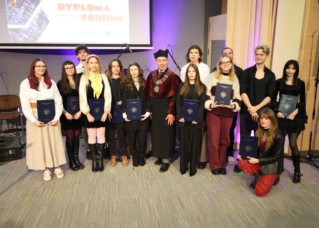 Dyplomatorium Wydziału Sztuki 2025: studenci wyróżnieni za prace dyplomowe pozują do pamiątkowego zdjęcia 