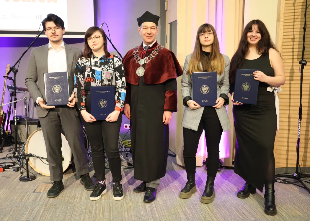 Dyplomatorium Wydziału Sztuki 2025: studenci wyróżnieni za prace dyplomowe pozują do pamiątkowego zdjęcia 