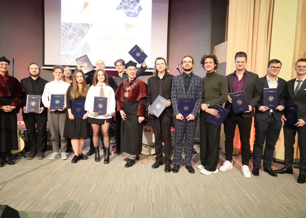 Dyplomatorium Wydziału Sztuki 2025: studenci wyróżnieni za prace dyplomowe pozują do pamiątkowego zdjęcia 