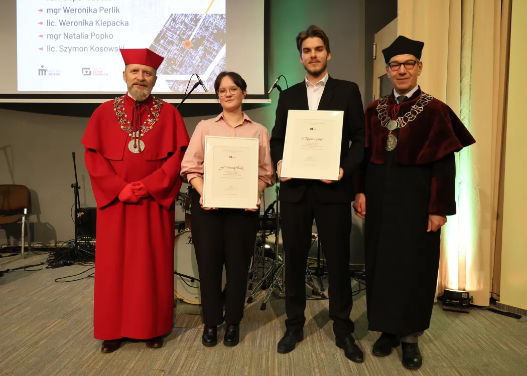 Dyplomatorium Wydziału Sztuki 2025: studenci wyróżnieni za prace dyplomowe pozują do pamiątkowego zdjęcia 