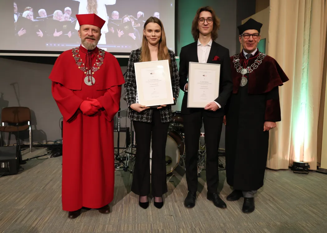 Dyplomatorium Wydziału Sztuki 2025: studenci wyróżnieni za prace dyplomowe pozują do pamiątkowego zdjęcia 