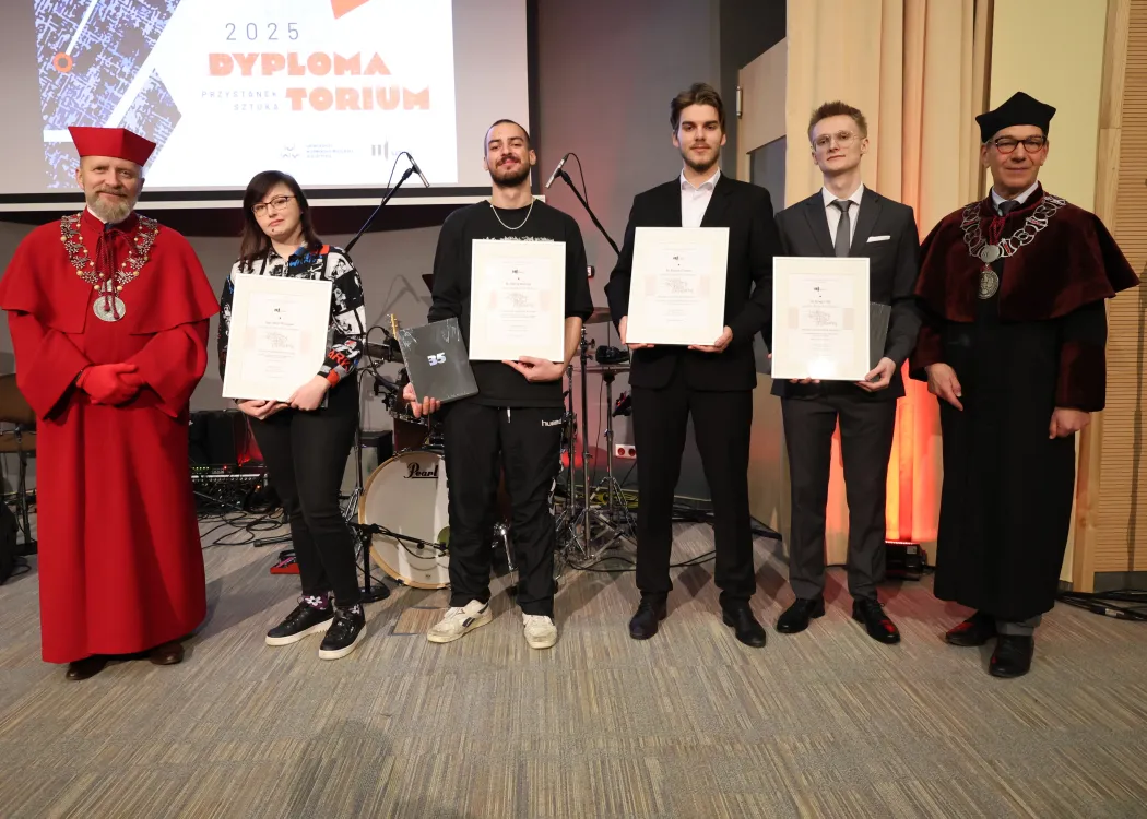Dyplomatorium Wydziału Sztuki 2025: studenci wyróżnieni za prace dyplomowe pozują do pamiątkowego zdjęcia 