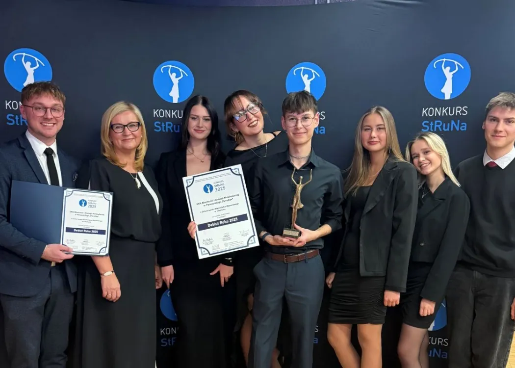 delegacja, która odebrała nagrodę, osoby stoją i trzymają dyplomy