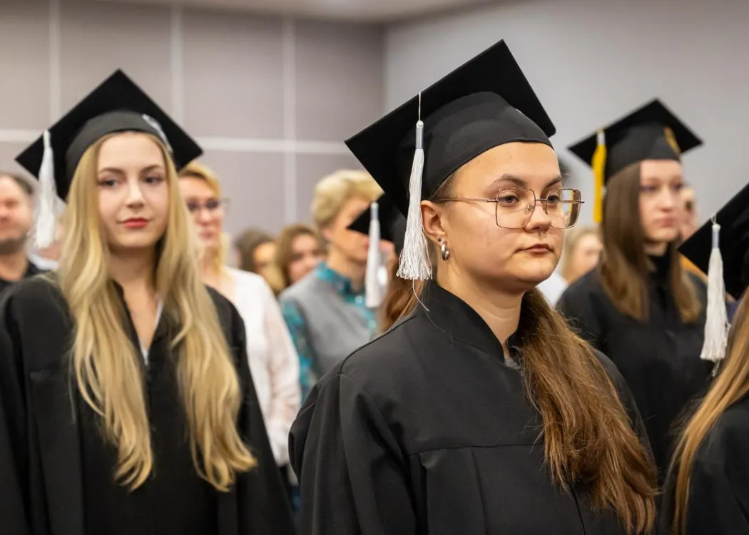 Dyplomatorium SZP: absolwenci stoją 