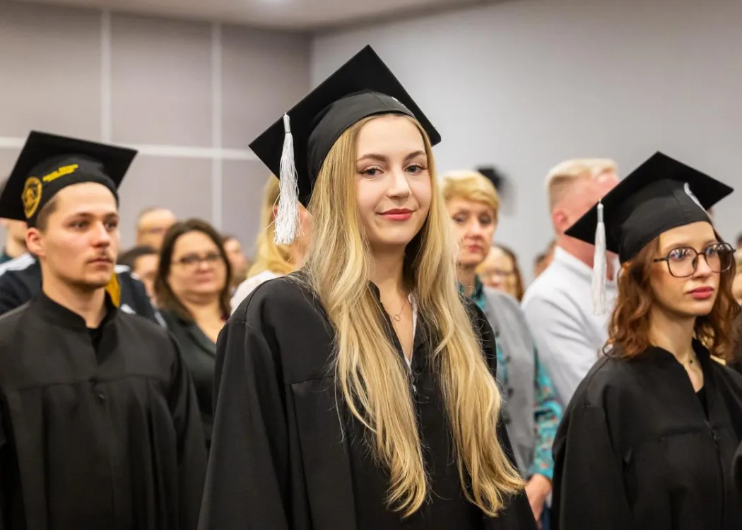 Dyplomatorium SZP: absolwenci stoją
