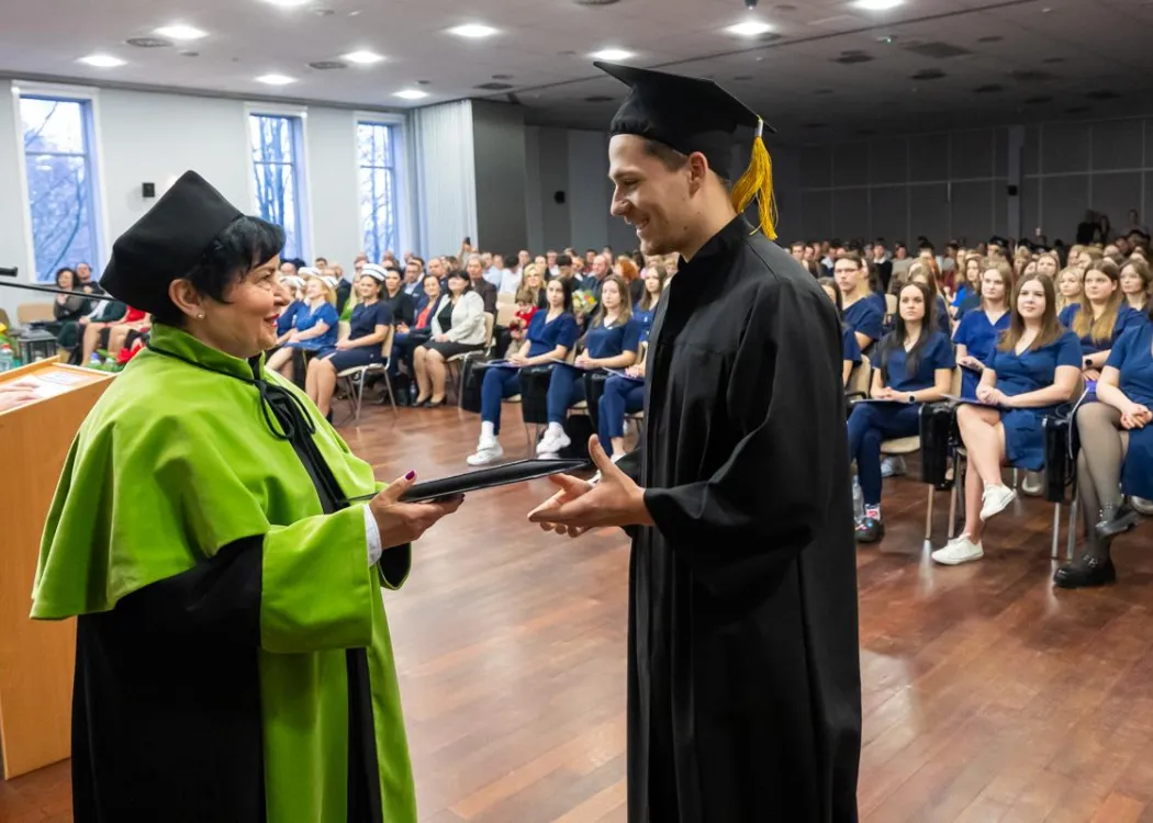 Dyplomatorium SZP: absolwent odbiera dyplom