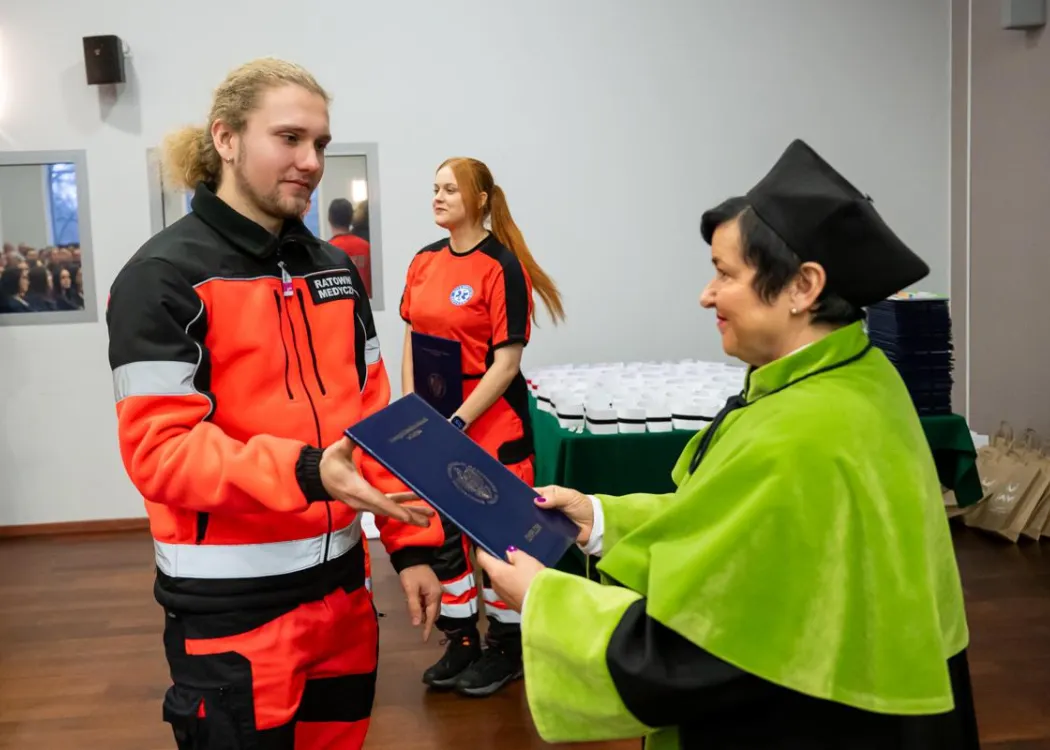 Dyplomatorium SZP: ratownik odbiera dyplom