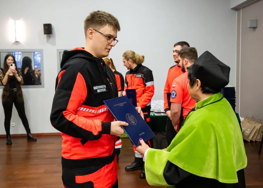 Dyplomatorium SZP: ratownik odbiera dyplom 