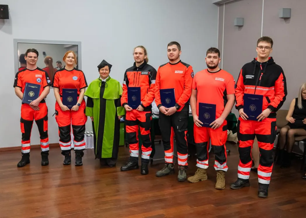 Dyplomatorium SZP: ratownicy stoją