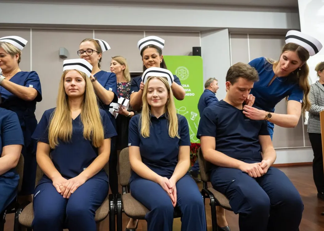 Dyplomatorium SZP: przypięcie czepków