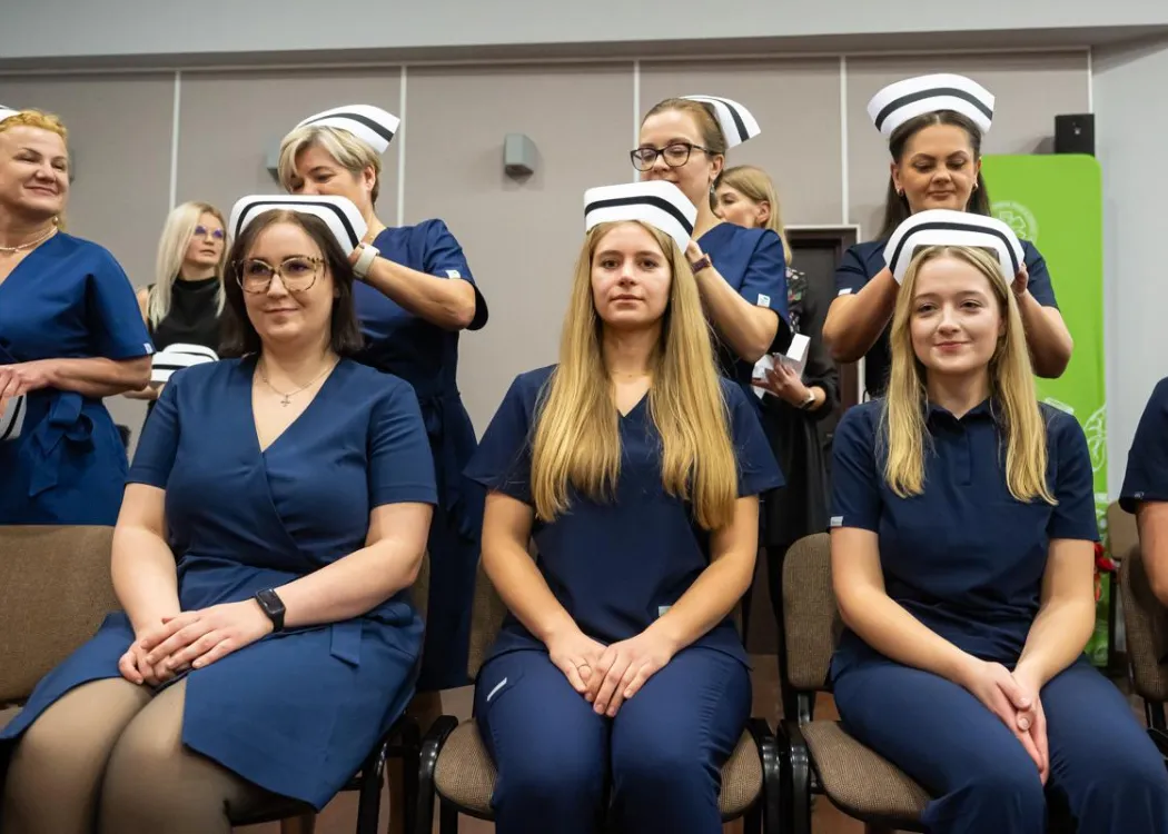 Dyplomatorium SZP: przypięcie czepków