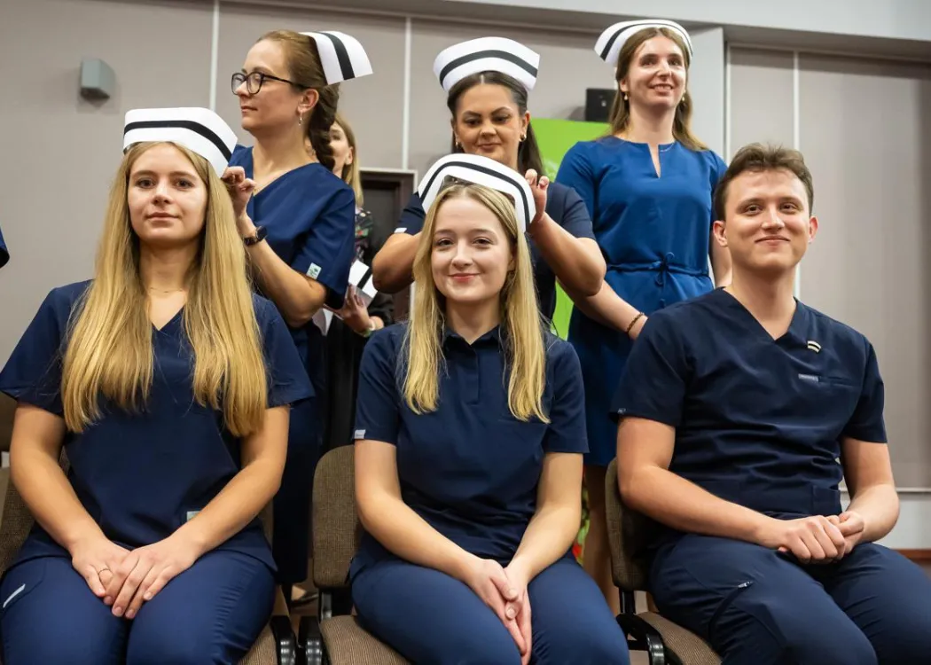 Dyplomatorium SZP: przypięcie czepków