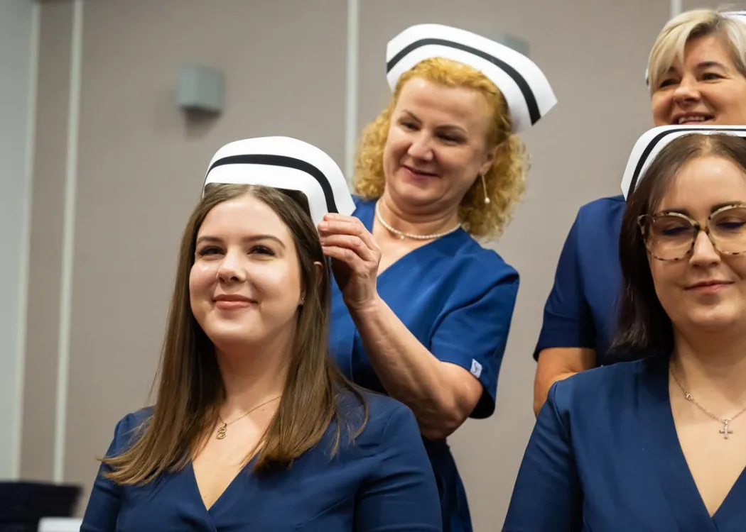 Dyplomatorium SZP: przypięcie czepków 