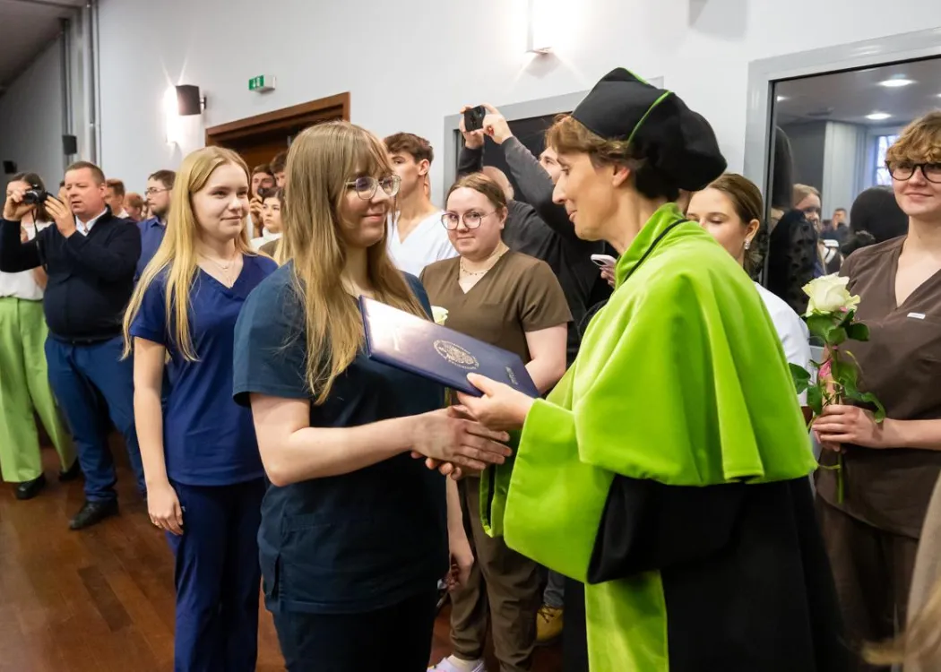 Dyplomatorium SZP: wręczenie dyplomu absolwentce