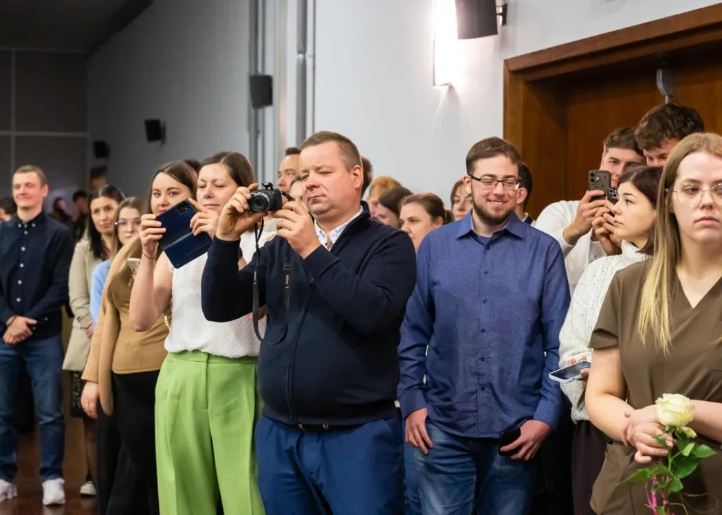 Dyplomatorium SZP: goście stoją i robią zdjęcia