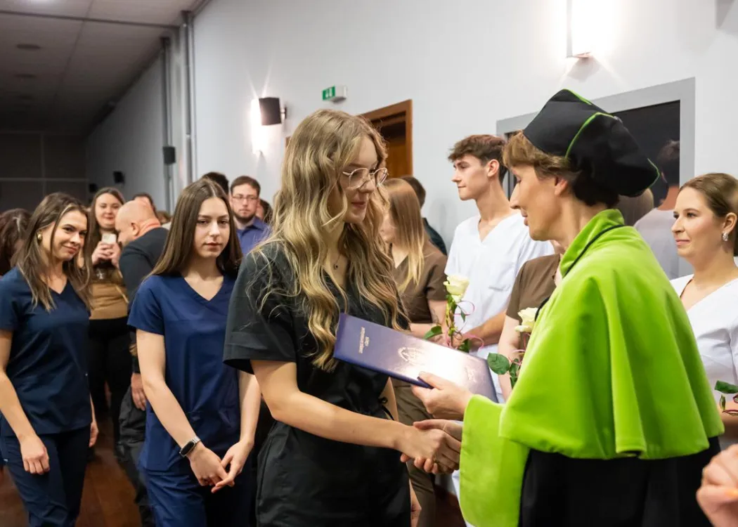 Dyplomatorium SZP: wręczenie dyplomu absolwentce 