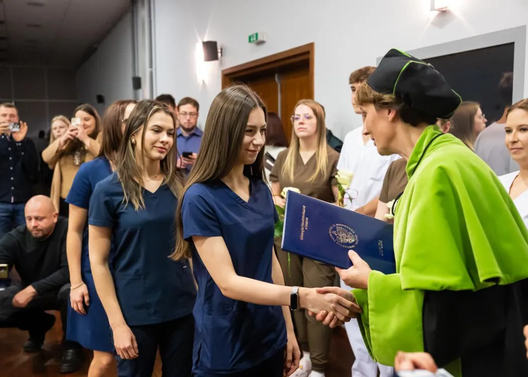 Dyplomatorium SZP: wręczenie dyplomu absolwentce 