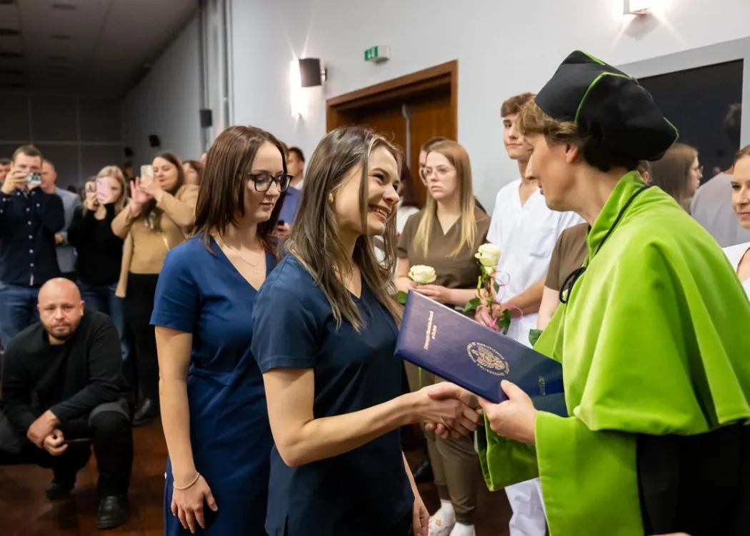 Dyplomatorium SZP: wręczenie dyplomu absolwentce