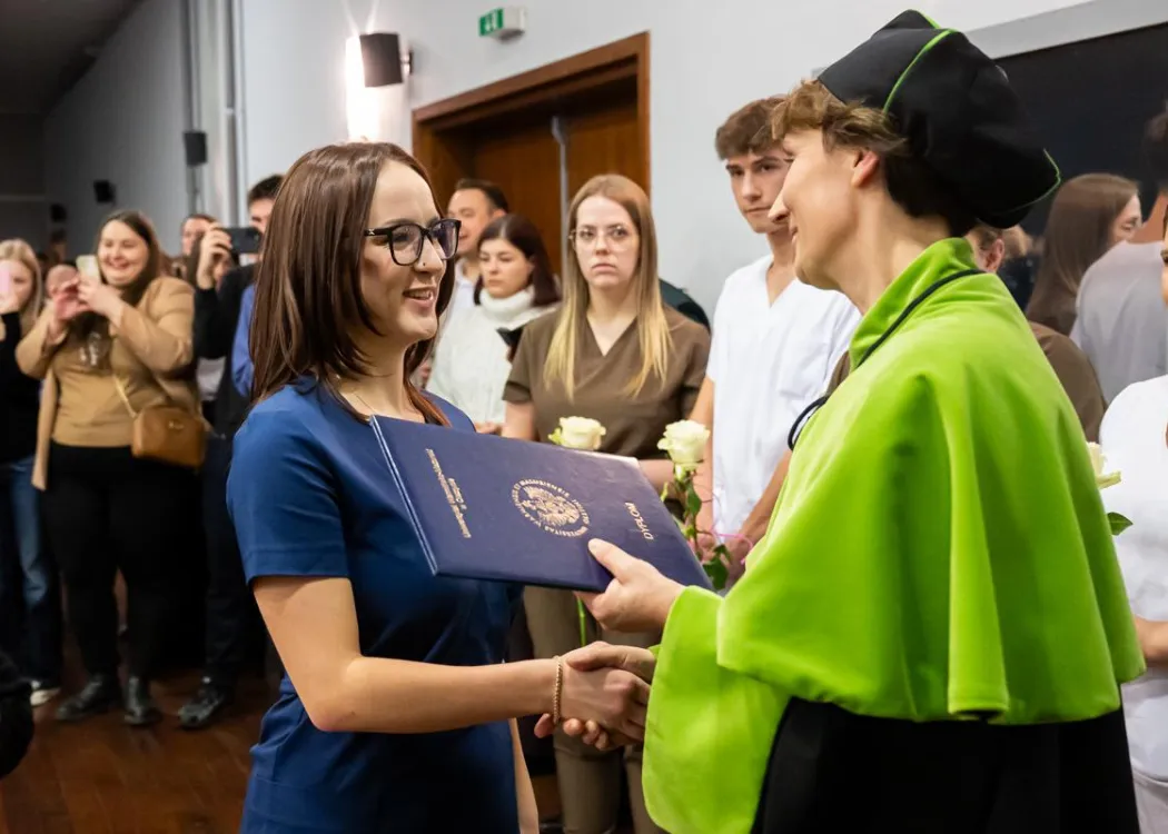Dyplomatorium SZP: wręczenie dyplomu absolwentce