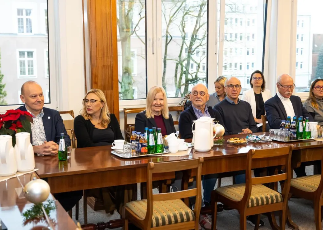 Most Bożonarodzeniowy 2025: uczestnicy spotkania słuchają wystąpień