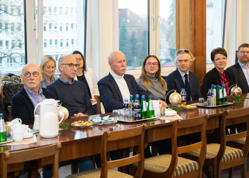 Most Bożonarodzeniowy 2025: uczestnicy spotkania słuchają wystąpień 