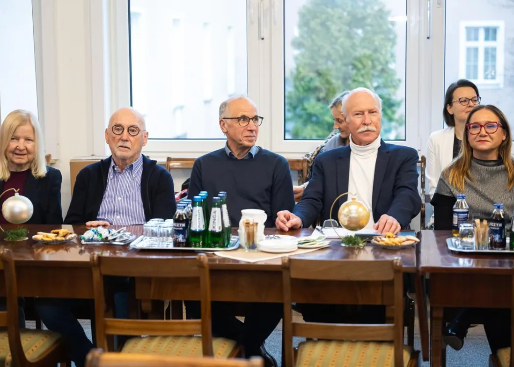 Most Bożonarodzeniowy 2025: uczestnicy spotkania słuchają wystąpień 