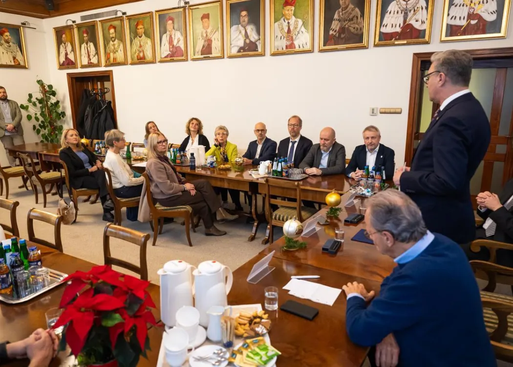 Most Bożonarodzeniowy 2025: rektor przemawia, a uczestnicy spotkania słuchają