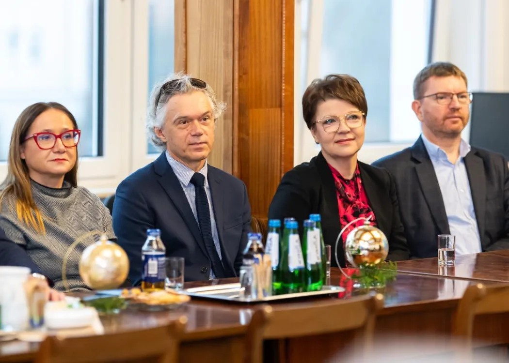 Most Bożonarodzeniowy 2025: dziekan Wydziału Humanistycznego i kierowniczka Katedry Lingwistyki Stosowanej słuchają wystąpień