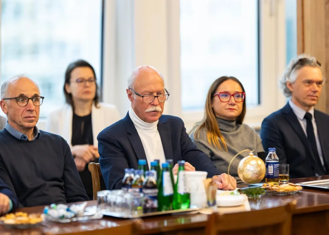 Most Bożonarodzeniowy 2025: uczestnicy spotkania słuchają wystąpień