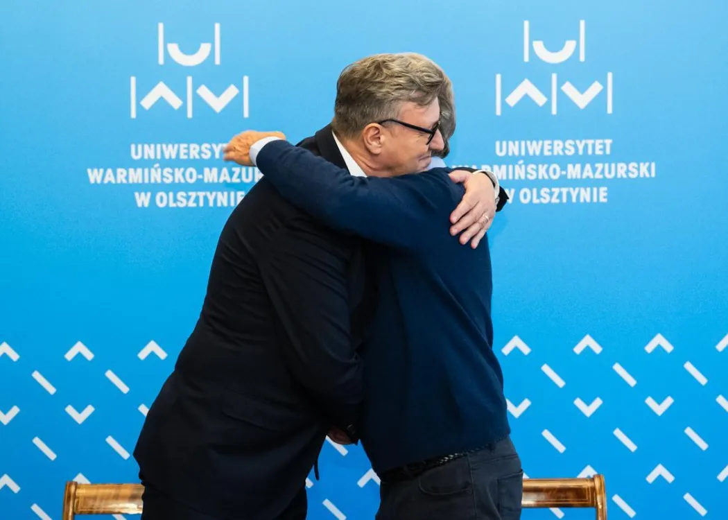 Most Bożonarodzeniowy 2025: rektor UWM i prezes Fundacji Dietrichów ściskają się w geście przyjaźni 