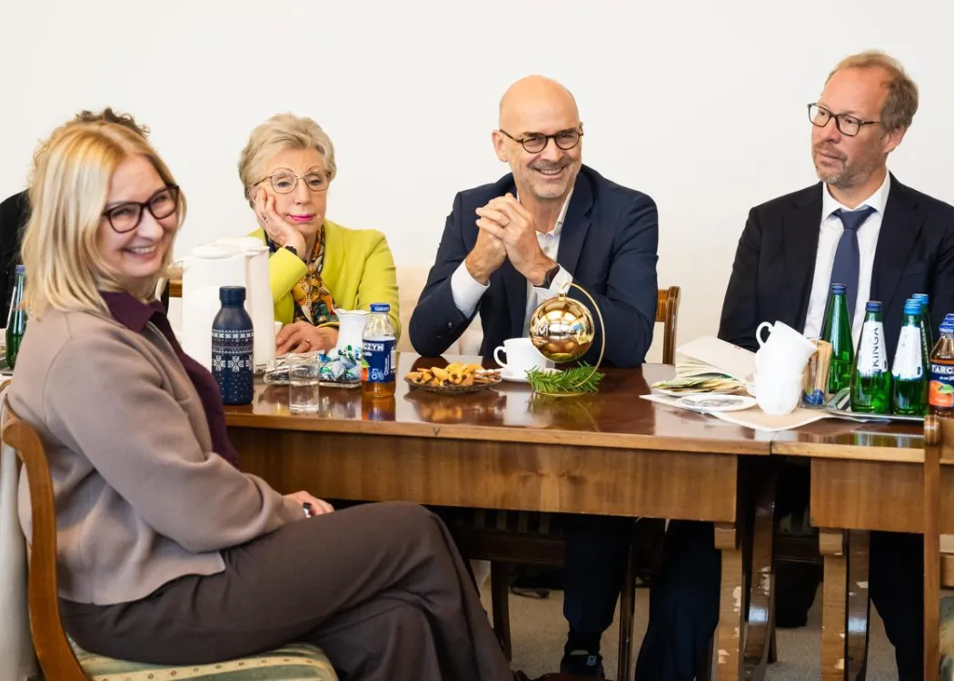 Most Bożonarodzeniowy 2025: uczestnicy spotkania uśmiechają się, słuchając przemówień