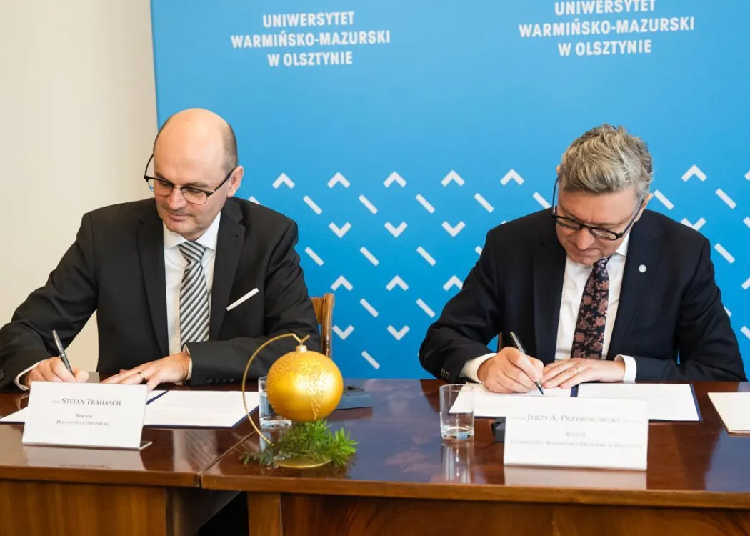 Most Bożonarodzeniowy 2025: rektor HSO i rektor UWM podpisują porozumienie