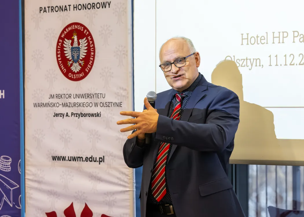 dr Waldemar Kozłowski przemawia podczas konferencji naukowej