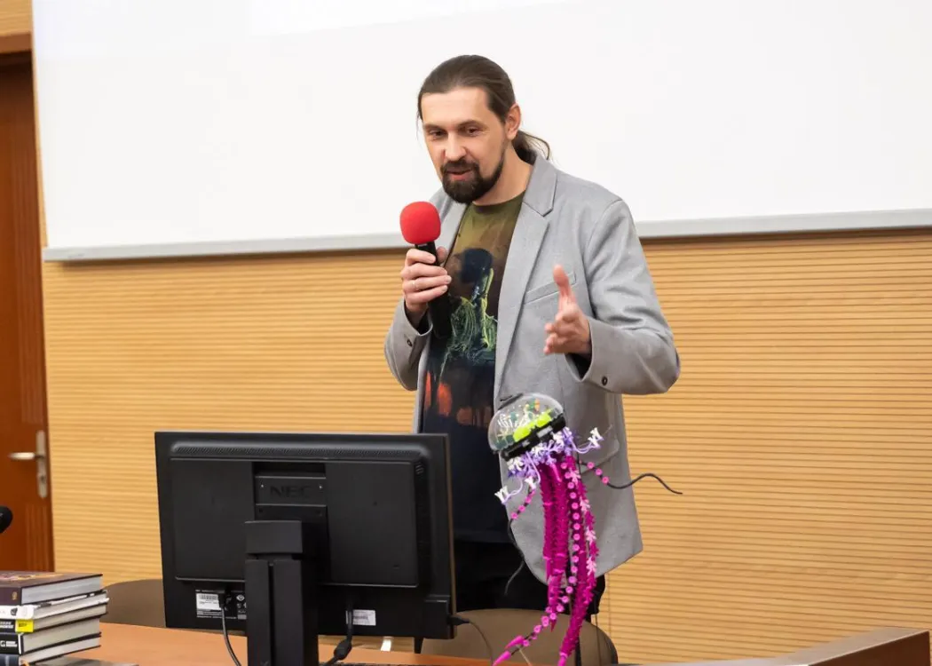 dr Piotr Przytuła wygłasza prelekcję podczas Czwartków z Humanistyką