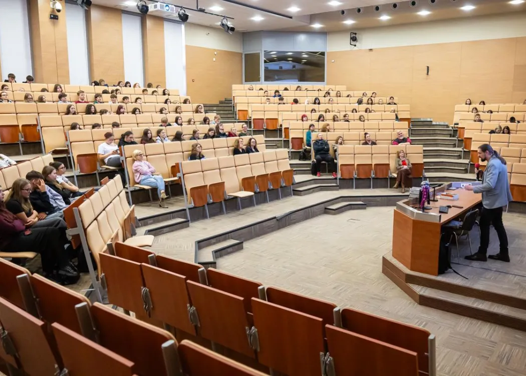 Na zdjęciu widać prowadzącego jedną z prelekcji podczas Czwartków z Humanistyką oraz uczestników siedzących na sali 