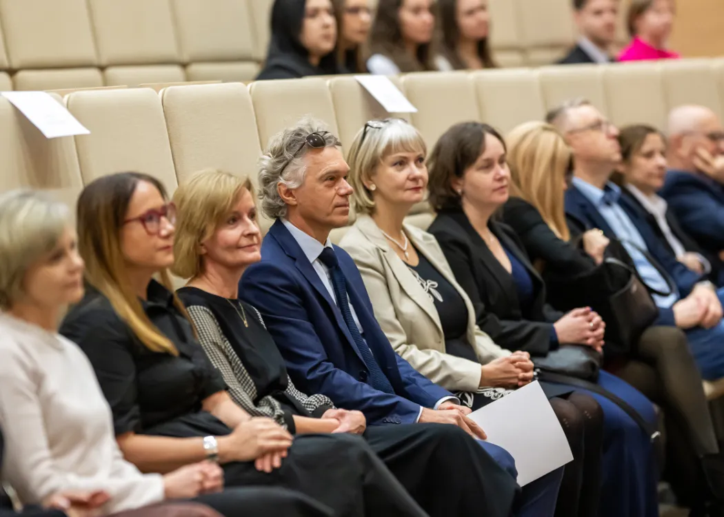 Uczestnicy wydarzenia siedzą w auli teatralnej
