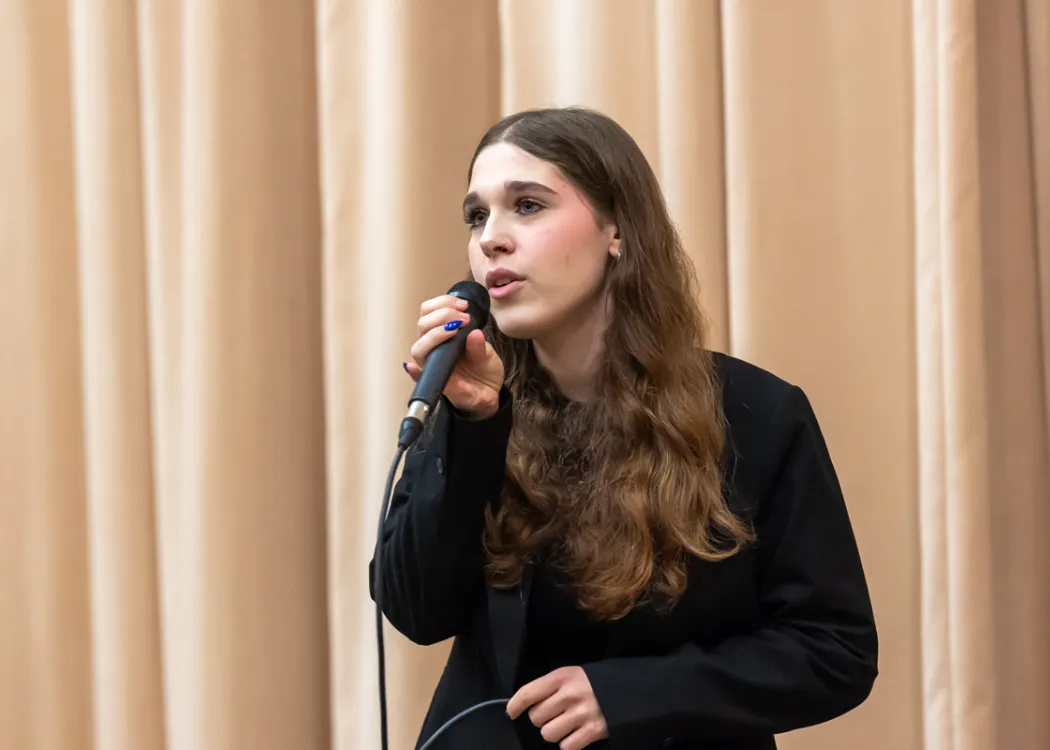 Wokalistka występuje w auli teatralnej