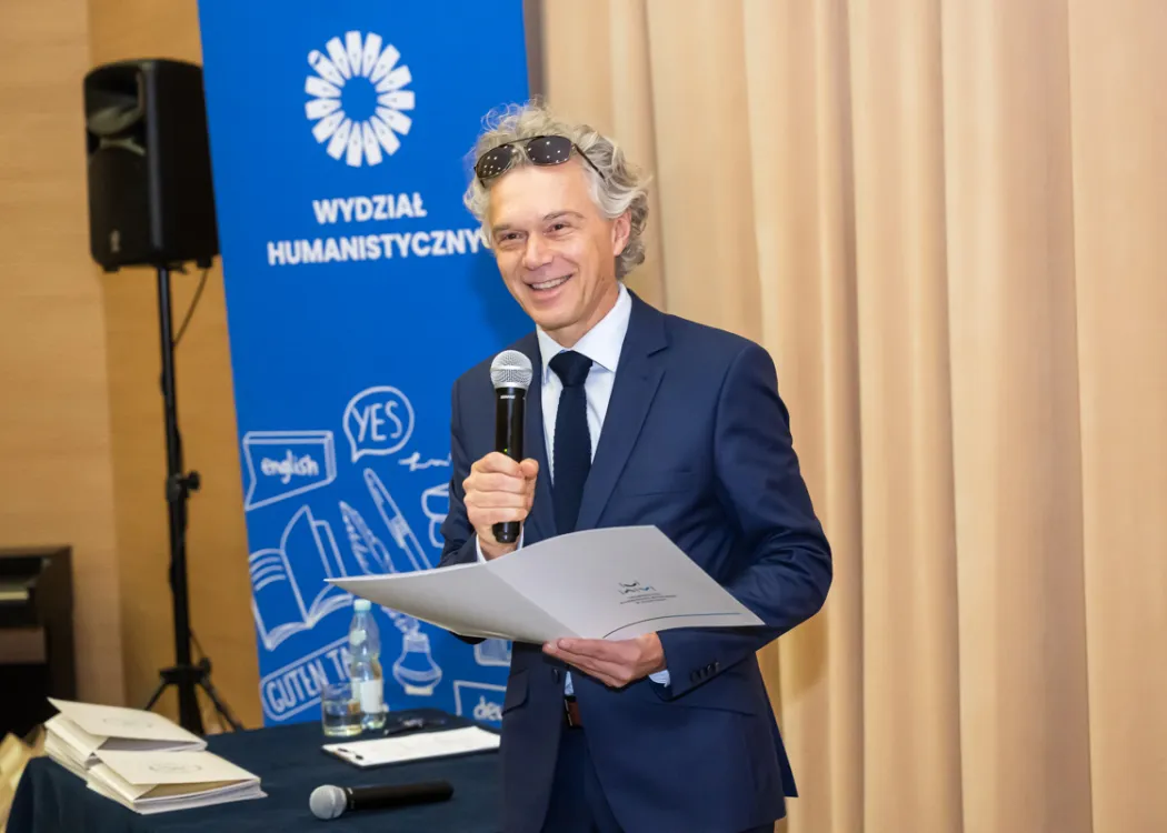Prof. Mariusz Rutkowski uśmiecha się w trakcie swojego przemówienia
