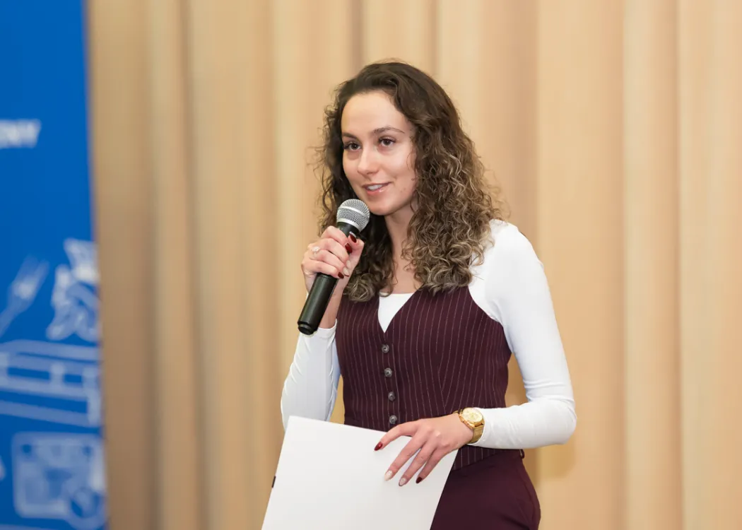 Absolwentka przemawia w auli teatralnej Wydziału Humanistycznego