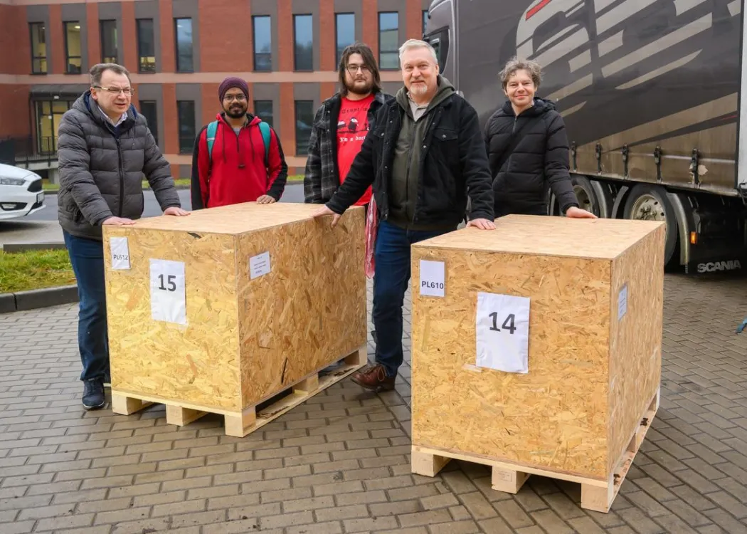 Przedstawiciele UWM podczas odbierania skrzyń ze sprzętem 