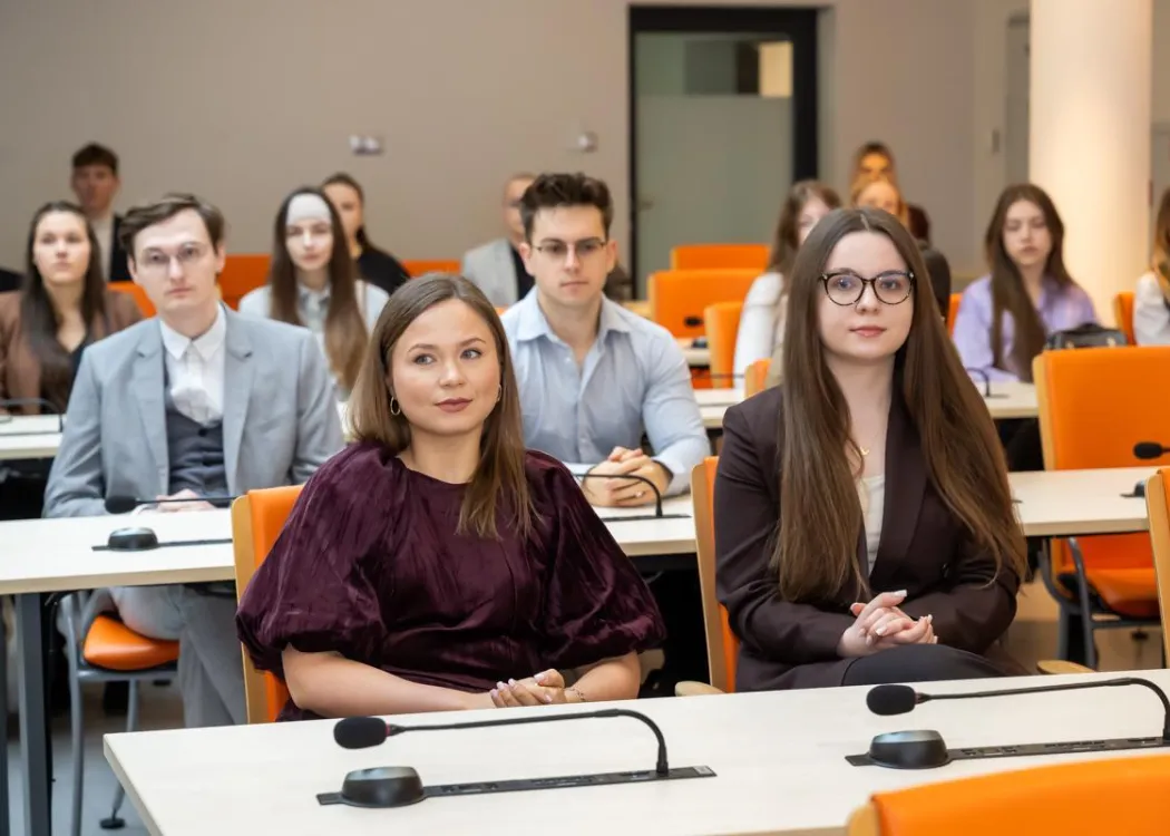 Nagrody Santander 2025: laureaci nagród Santander siedzą na sali podczas uroczystości wręczenia nagród