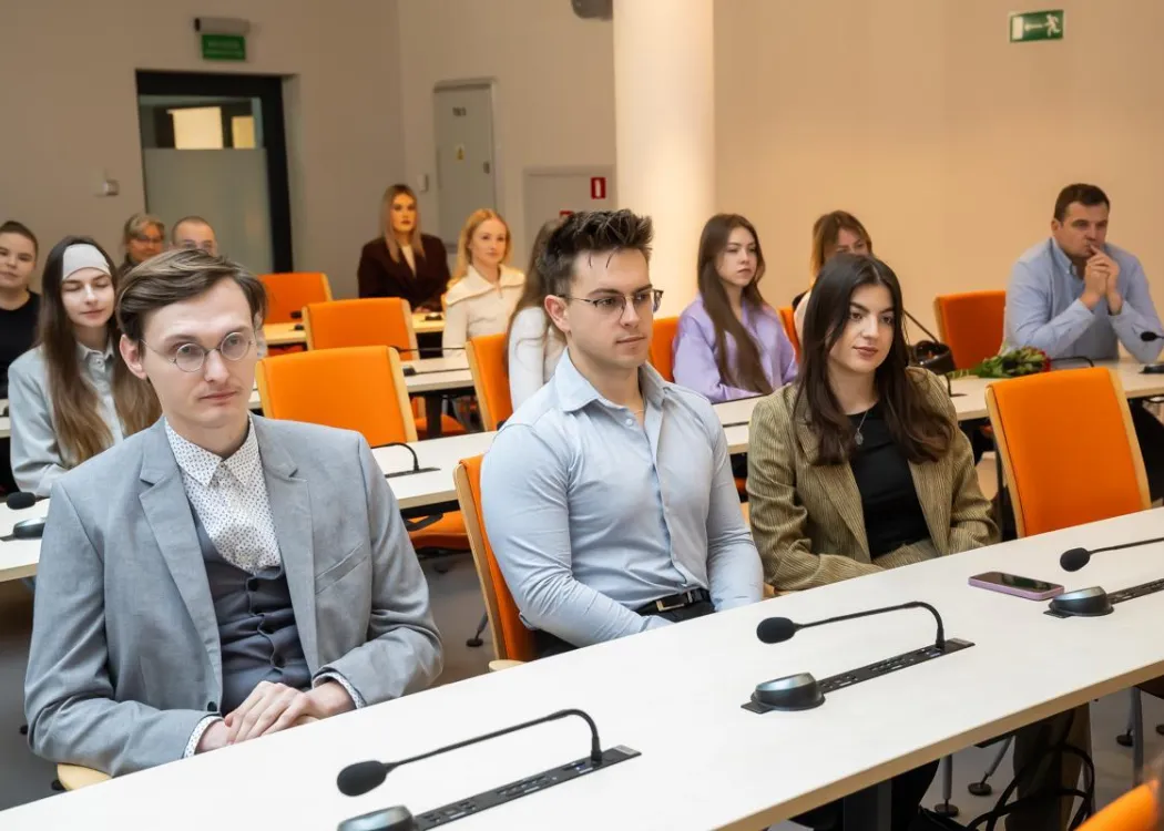 Nagrody Santander 2025: laureaci nagród Santander siedzą na sali podczas uroczystości wręczenia nagród