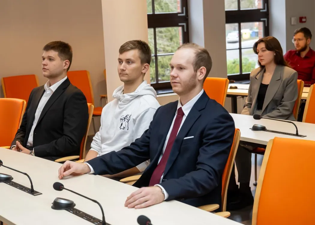 Nagrody Santander 2025: laureaci nagród Santander siedzą na sali podczas uroczystości wręczenia nagród